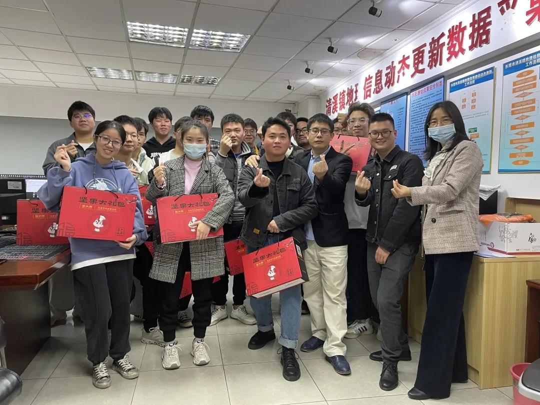 走访慰问，，，，，，年货上门，，，，，，尊龙凯时集团多项举措确保项目部员工“就地”过好年！